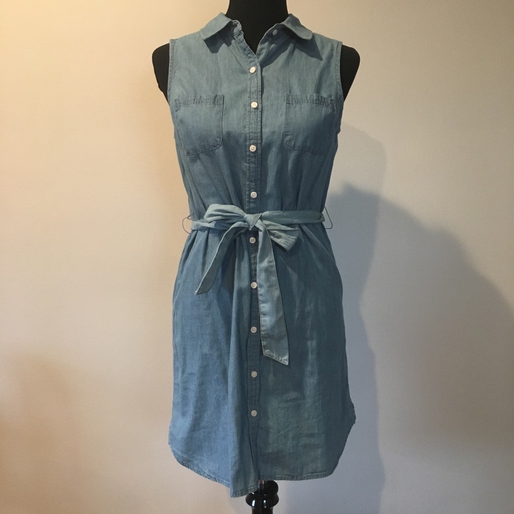 Gap sleeveless chambray blue button-down dress